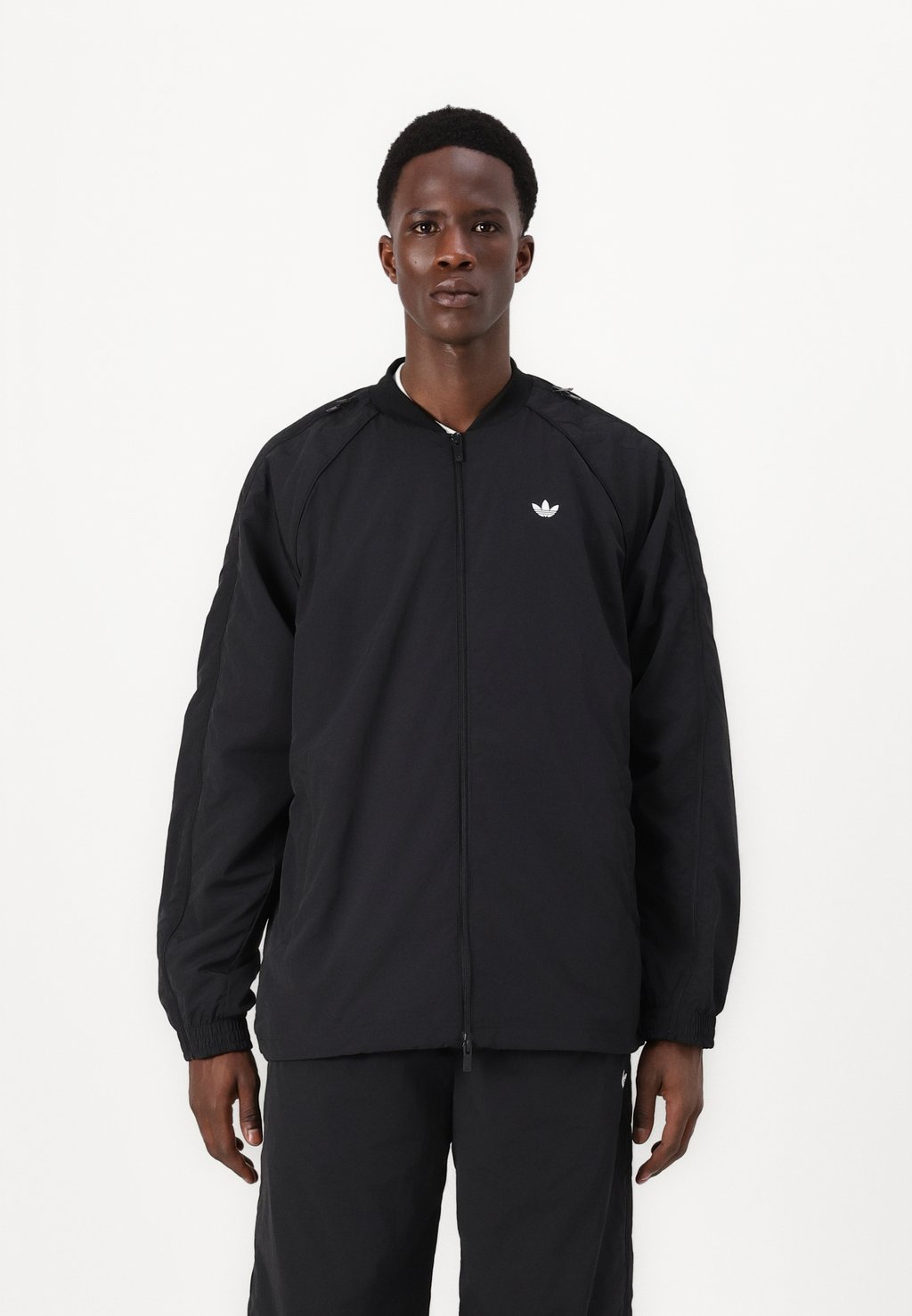 

Демисезонная куртка adidas Originals, черный
