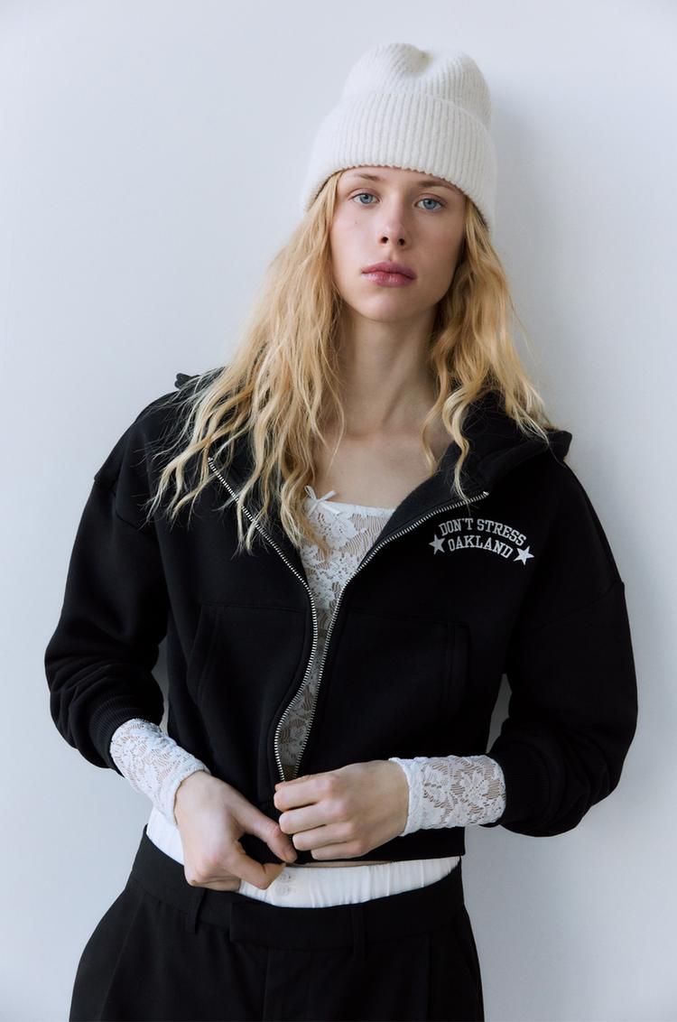 

Укороченная толстовка с капюшоном на молнии Pull And Bear, черный