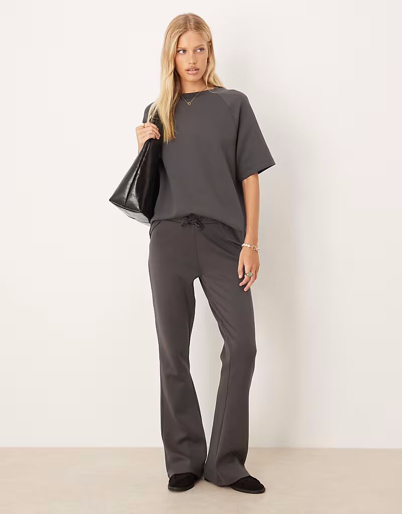 

Расклешенные брюки-джоггеры из комбинезона Asos Design, темно-серый