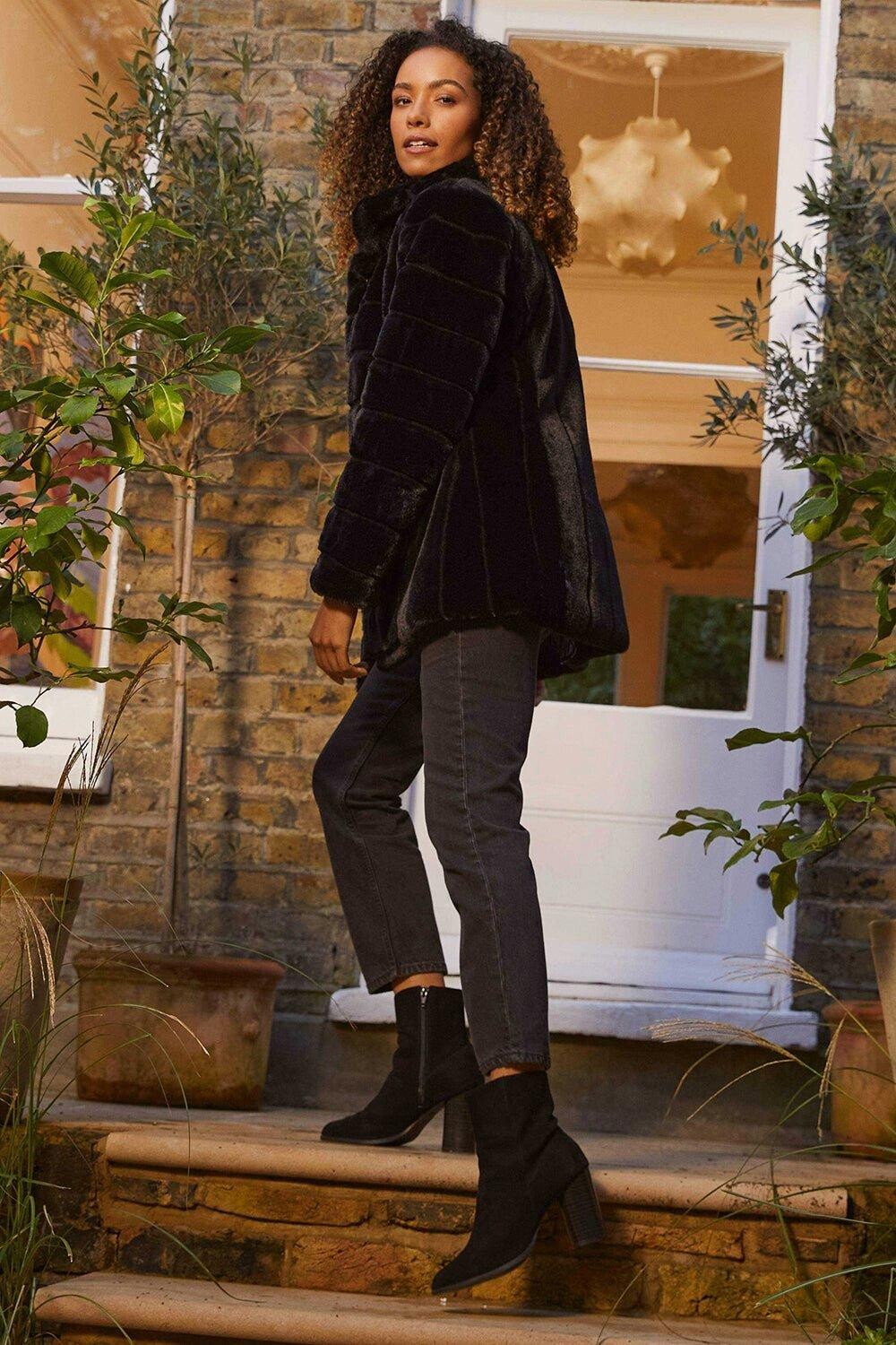 

Пальто из искусственного меха с длинными рукавами Izabel London, черный