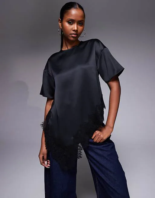 

Черная атласная футболка с асимметричным кружевом River Island