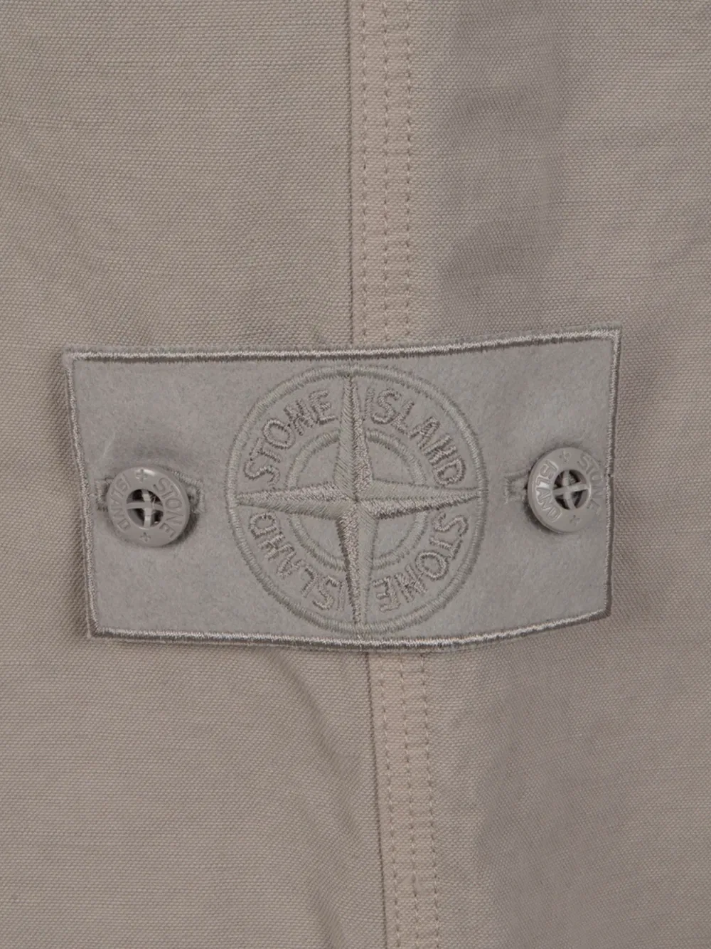 Шорты с нашивкой логотипа Stone Island, нейтральный — фото 3
