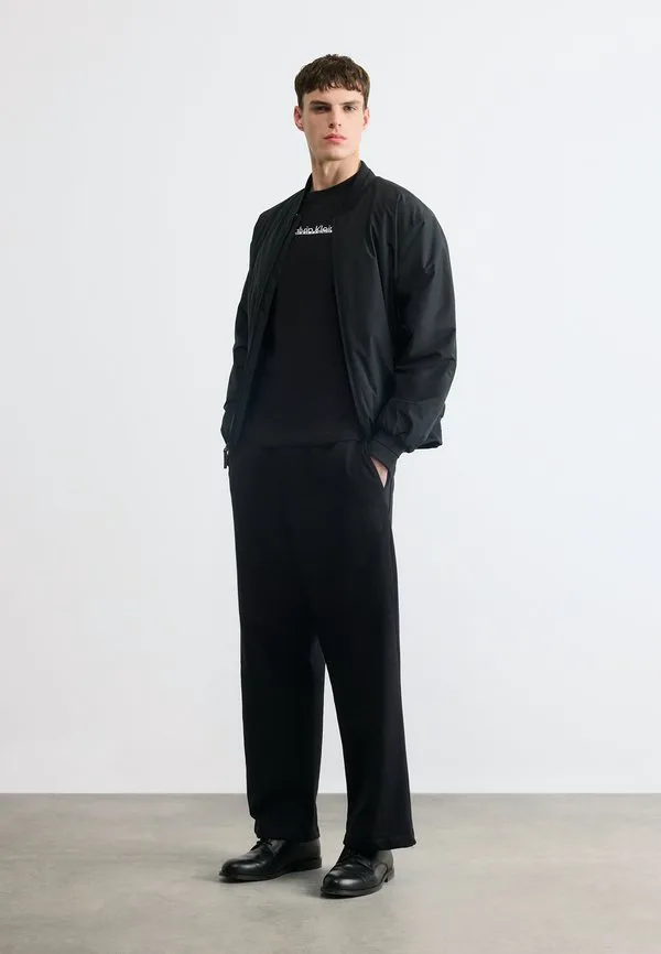 Футболка с принтом в виде логотипа в виде разделенной линии Calvin Klein, Black — фото 2