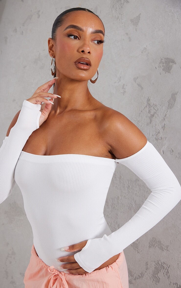 

PrettyLittleThing Белое боди с вырезом в рубчик и отверстием для большого пальца белого цвета