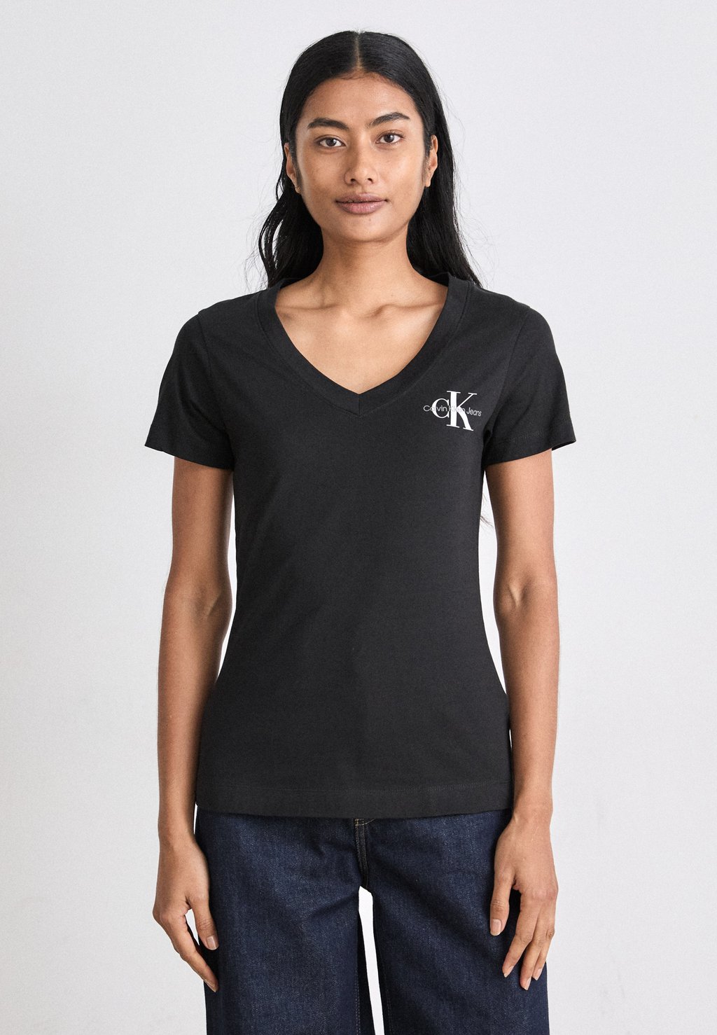 

Базовая футболка MONOLOGO V NECK TEE 2 PACK Calvin Klein Jeans, песочный