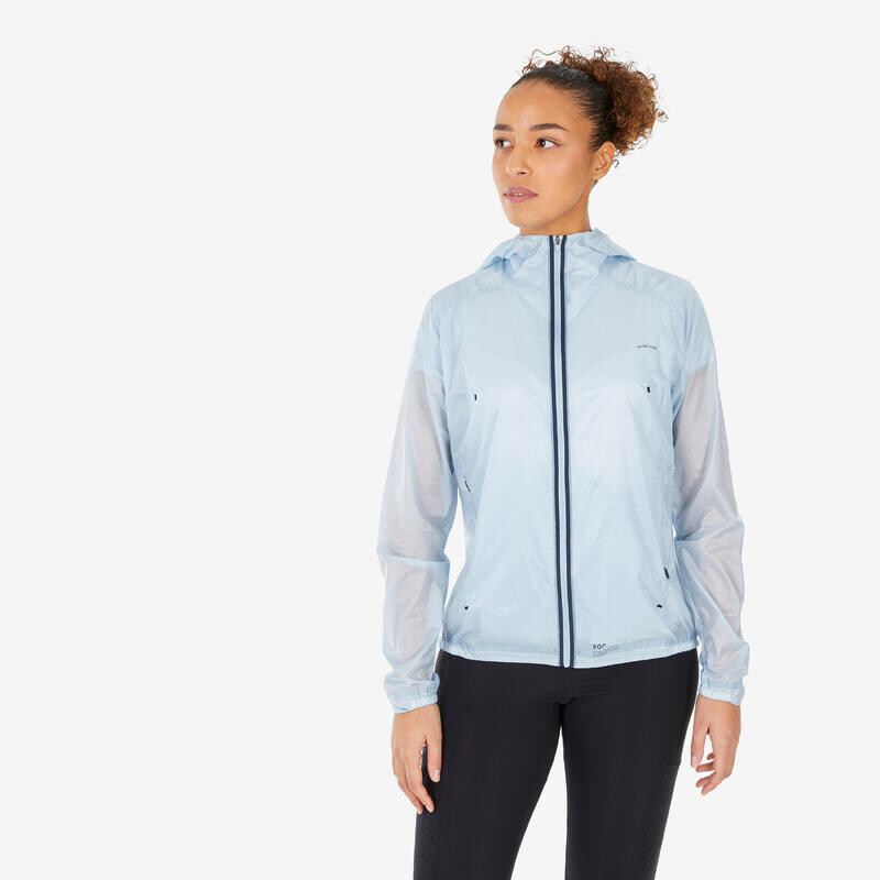 

Женская походная куртка, легкая, ветрозащитная - MH900. QUECHUA, цвет blau