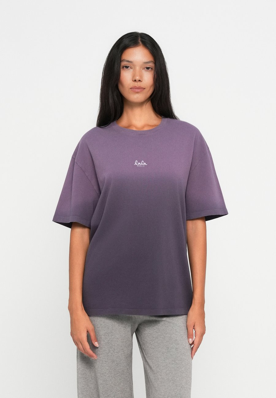 

Футболка lala Berlin Print T-shirt, Faded Purple/Purple, Фиолетовый, Футболка lala Berlin Print T-shirt, Faded Purple/Purple