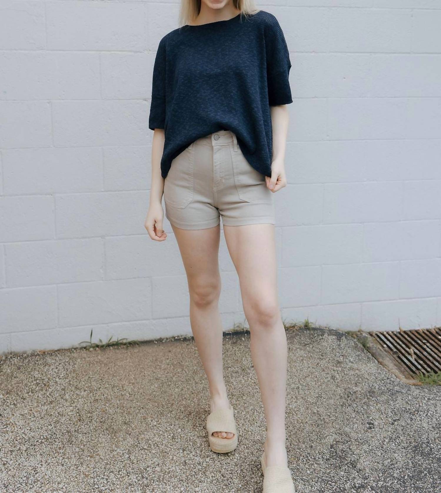 

Высокие утилитарные шорты с карманами Almond JUST BLACK DENIM, Almond