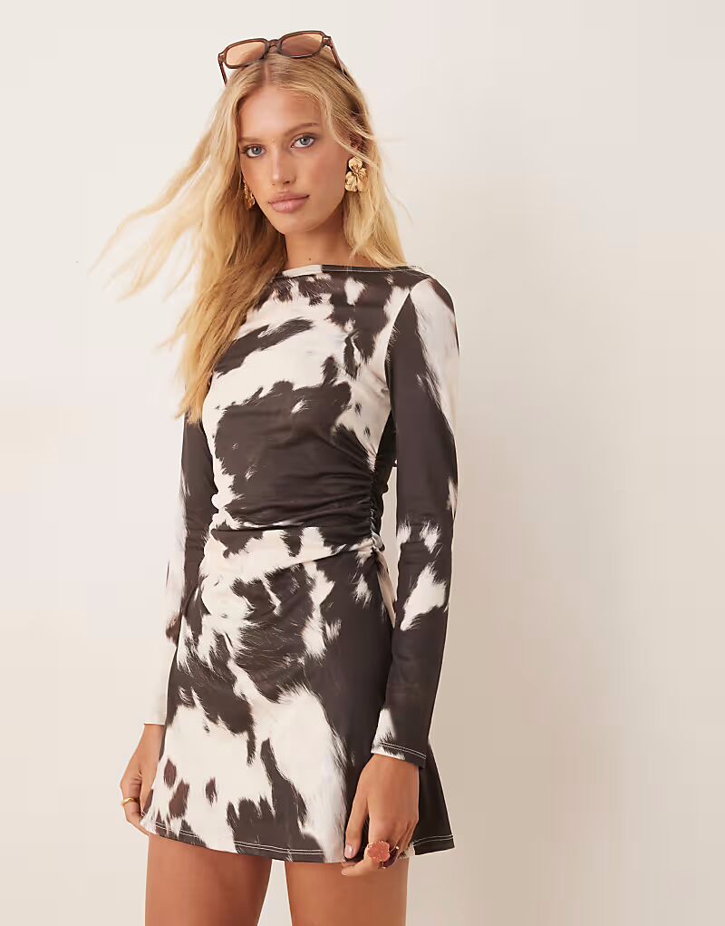 

Платье мини ASOS DESIGN облегающего кроя с длинными рукавами и принтом коровы