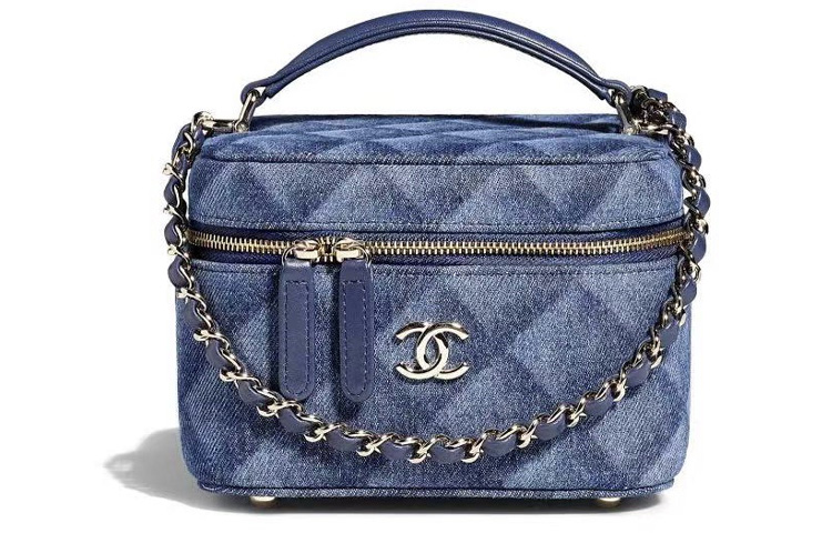 

CHANEL Джинсовая сумка через плечо с золотой металлической фурнитурой