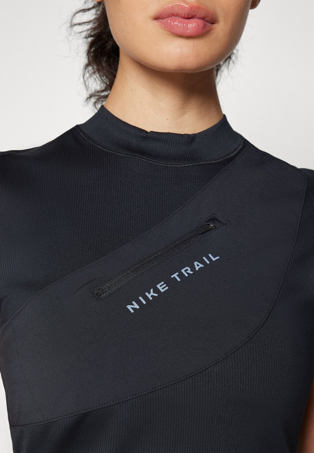 

Топ TRAIL STORAGE TANK Nike, черный