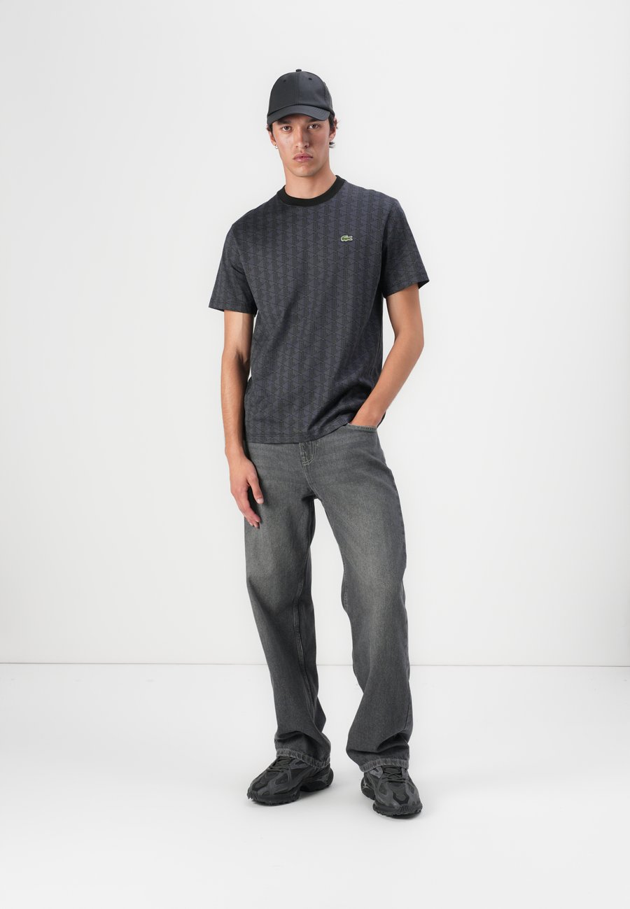 Футболка Lacoste Print T-shirt, принт монограммный, графит/черный — фото 2