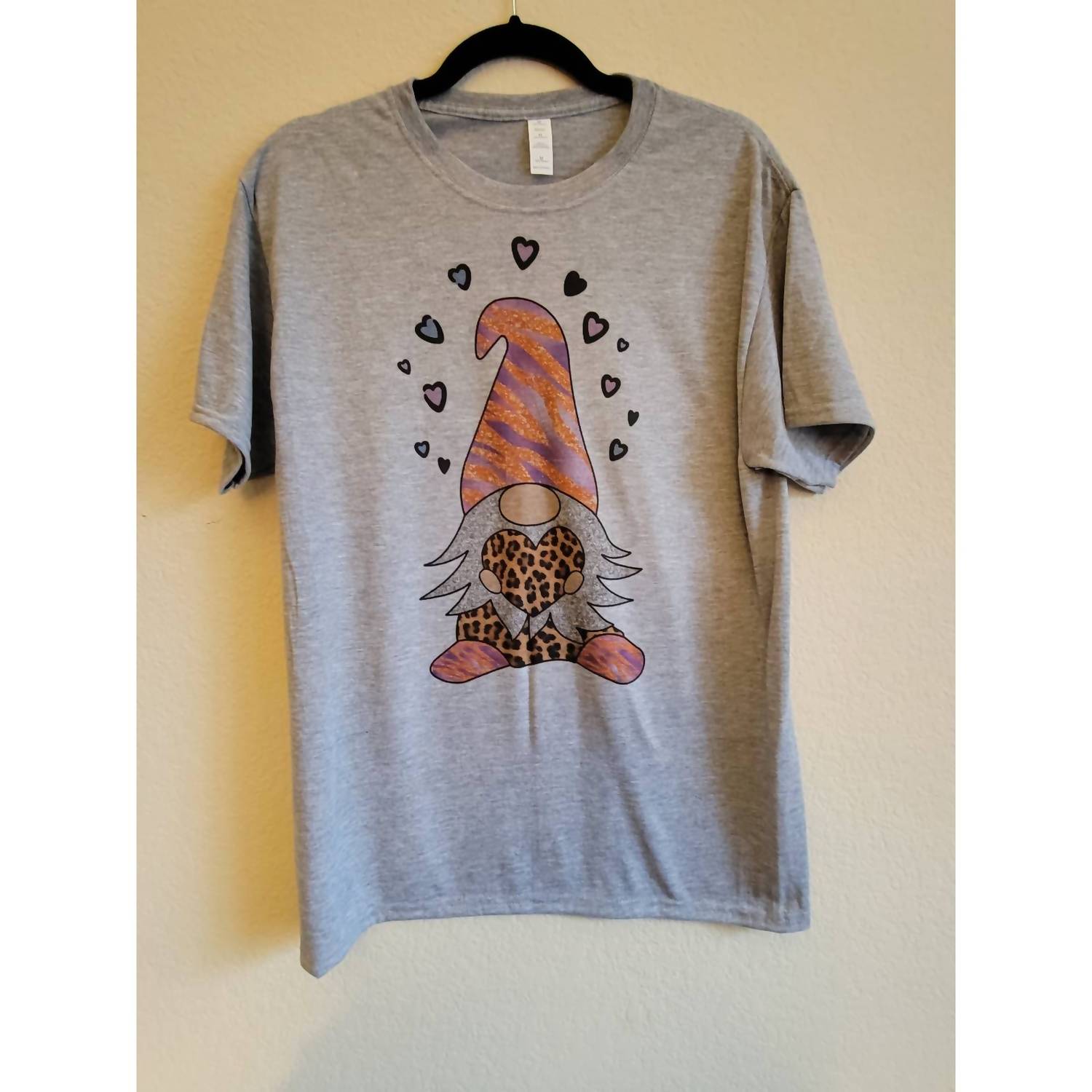 

Женская футболка Gnome Love в цвете «меланжевый серый» FOX & OWL APPAREL