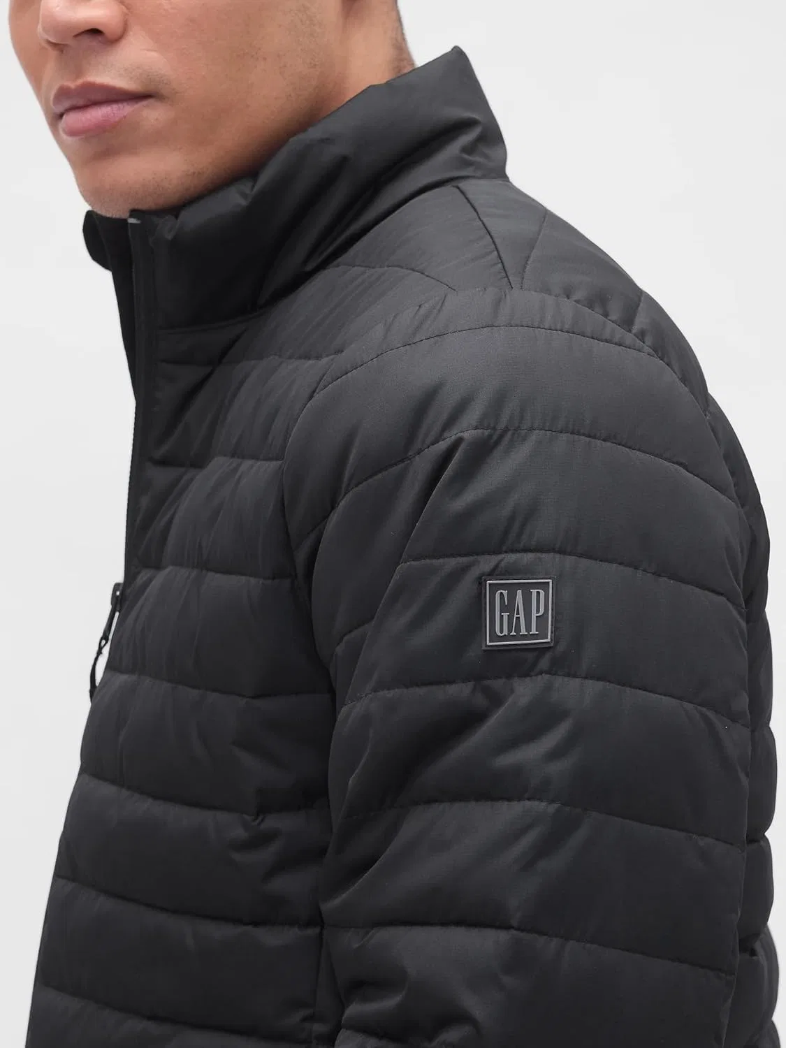 Мужская легкая пуховая куртка GAP с логотипом — фото 4