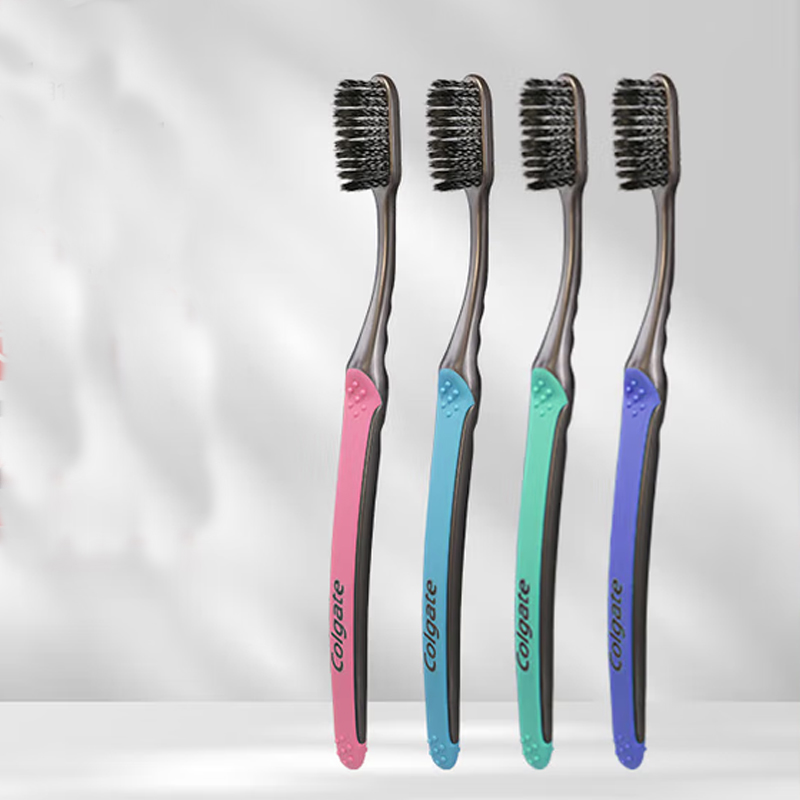 Набор мягких и длинных зубных щеток с угольным волокном Soft 4 шт COLGATE — фото 3