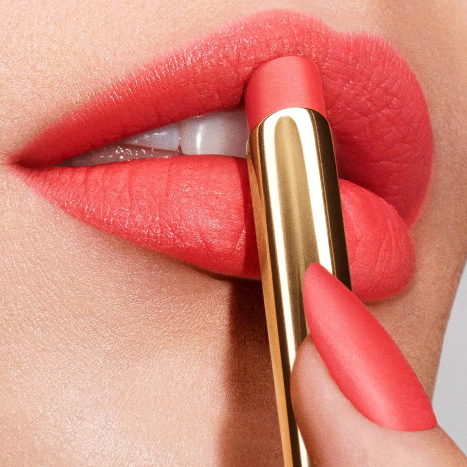 Стойкая матовая помада Estée Lauder Pure Color Explicit для женщин | Стойкость до 12 часов, 212 Electric Nights - A vivid true coral with warm undertones — фото 3