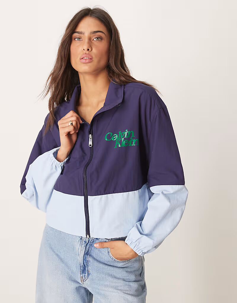 

Укороченная ветровка Calvin Klein Jeans в стиле колор-блок темно-синего цвета
