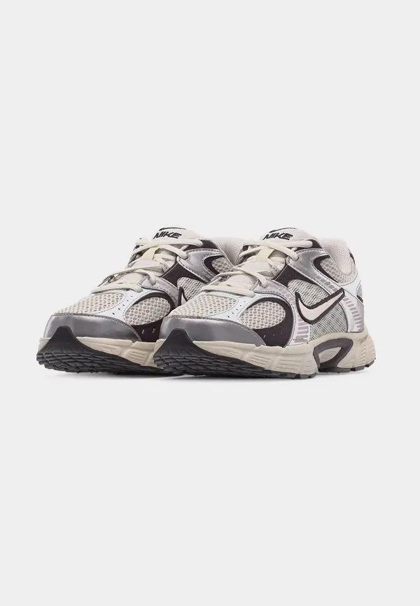 Кроссовки v5 Nike Sportswear, Phantom/Moon Particle/Burgundy Ash/Black — фото 3