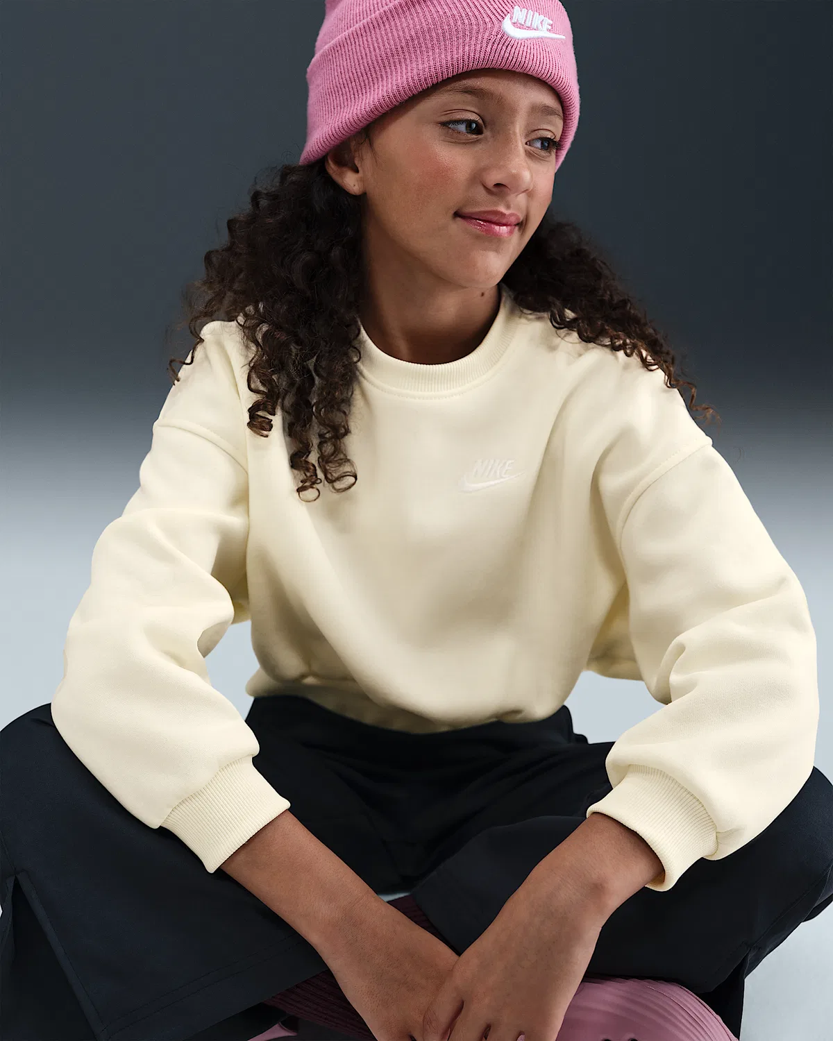 Детский свитшот Nike Sportswear Club Fleece с круглым воротом, Soft Pearl/Soft Pearl/White — фото 2