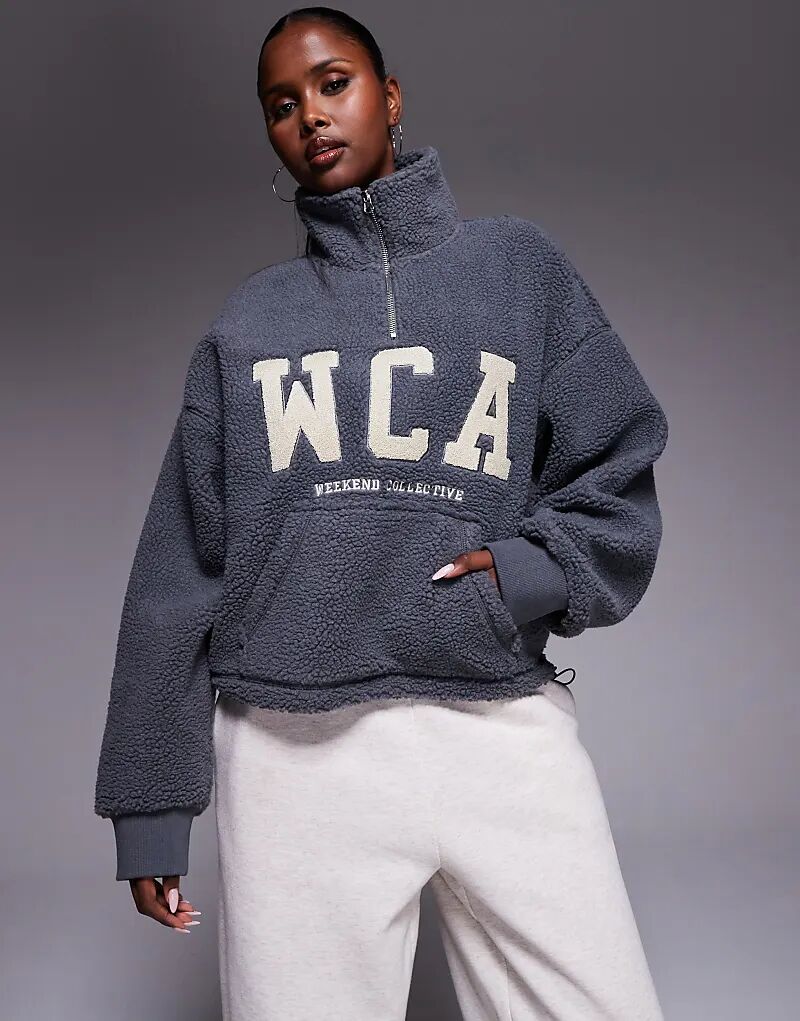 

Укороченная куртка Weekend Collective с застежкой-молнией на половину длины серого цвета с университетской графикой
