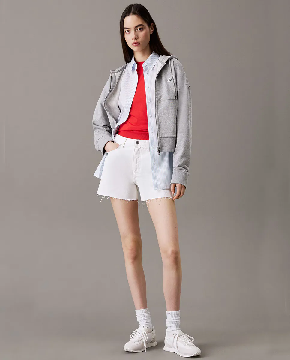 

Бермуды женские джинсовые облегающие Mom Fit Calvin Klein Jeans, светло-голубой