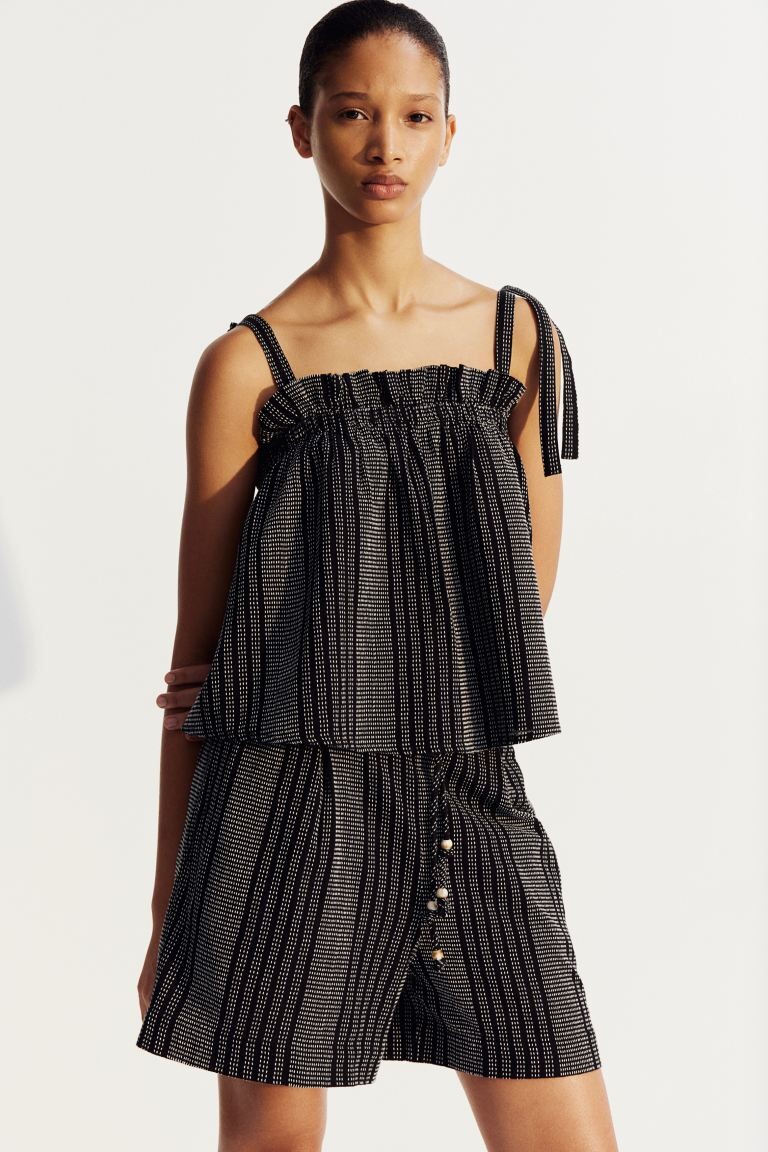 

Плиссированные шорты H&M, черный