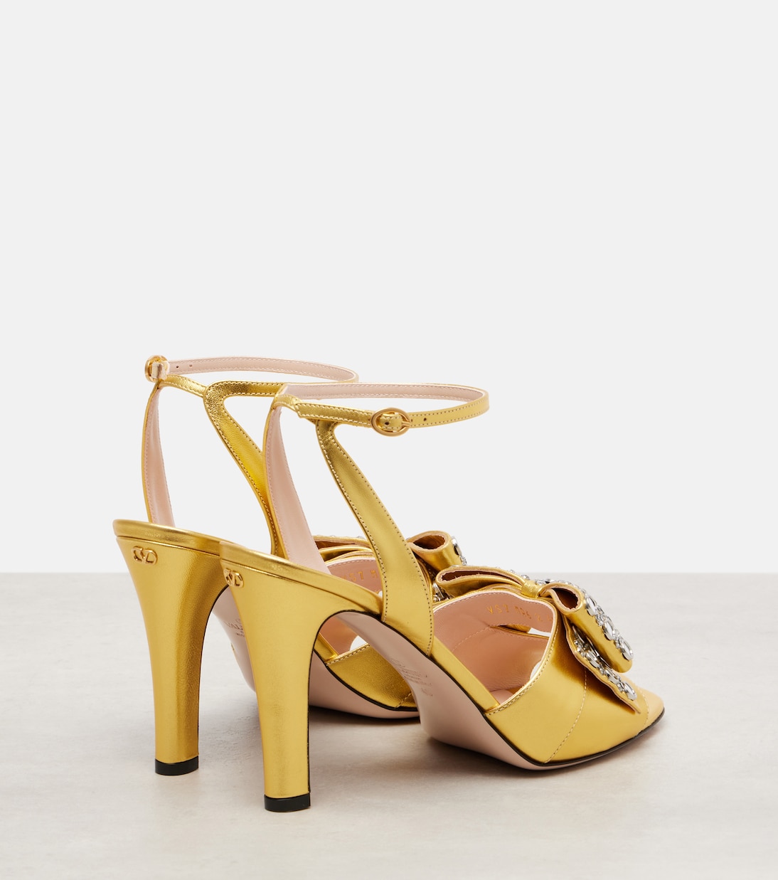 Босоножки Bowow 95 из металлизированной кожи с декором Valentino Garavani, Old Gold — фото 2