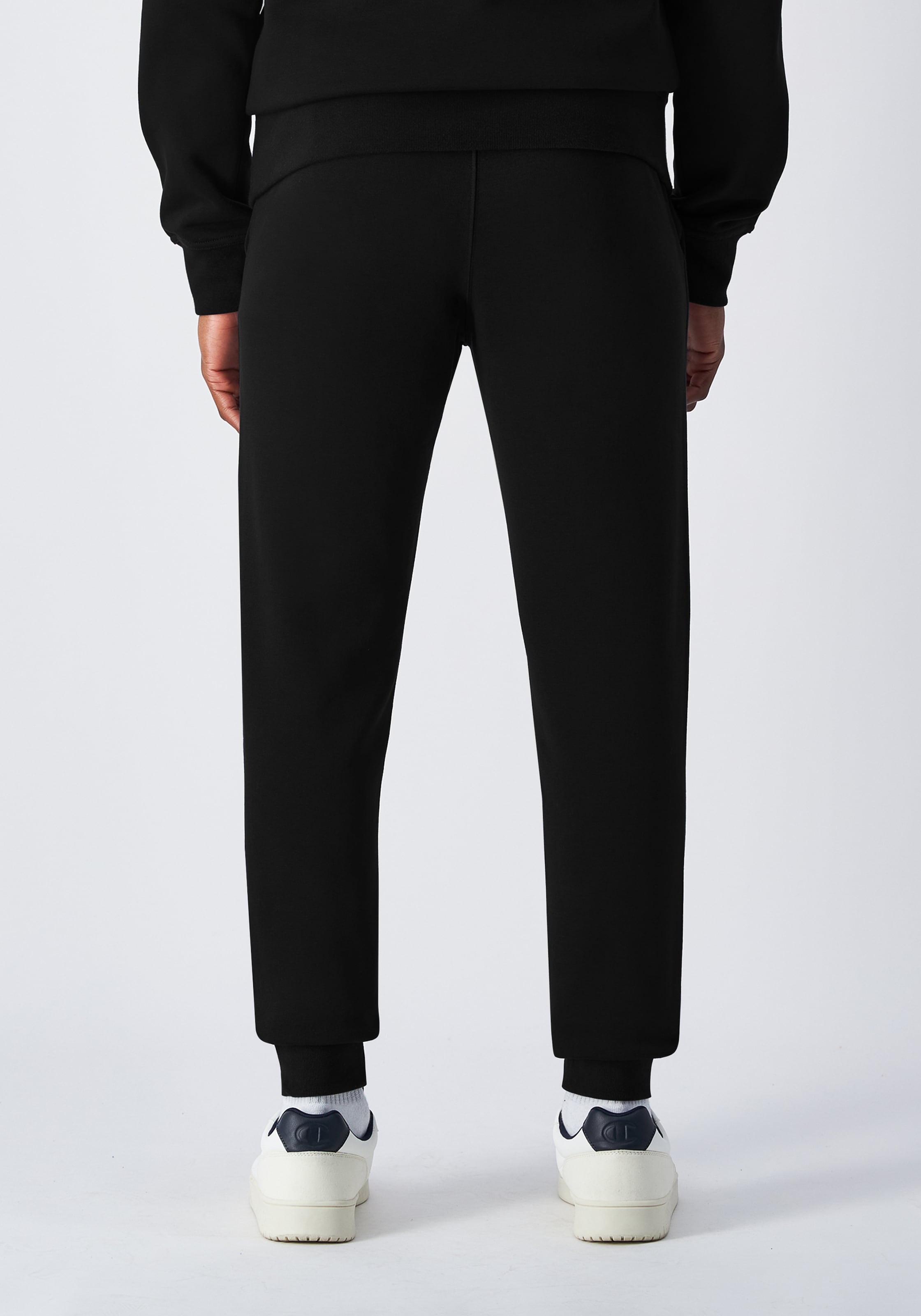 

Champion Authentic Athletic Apparel Брюки с зауженным низом в черном цвете