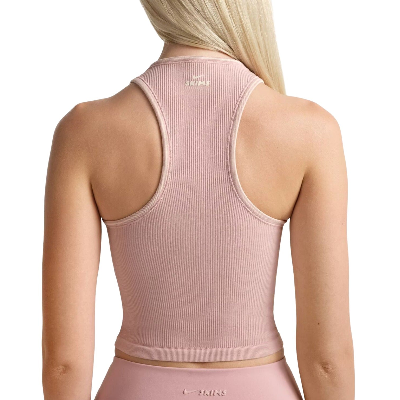 (WMNS) Nike x SKIMS Топ-майка с бесшовной ребристой отделкой и вырезом "Гималайский" — фото 3