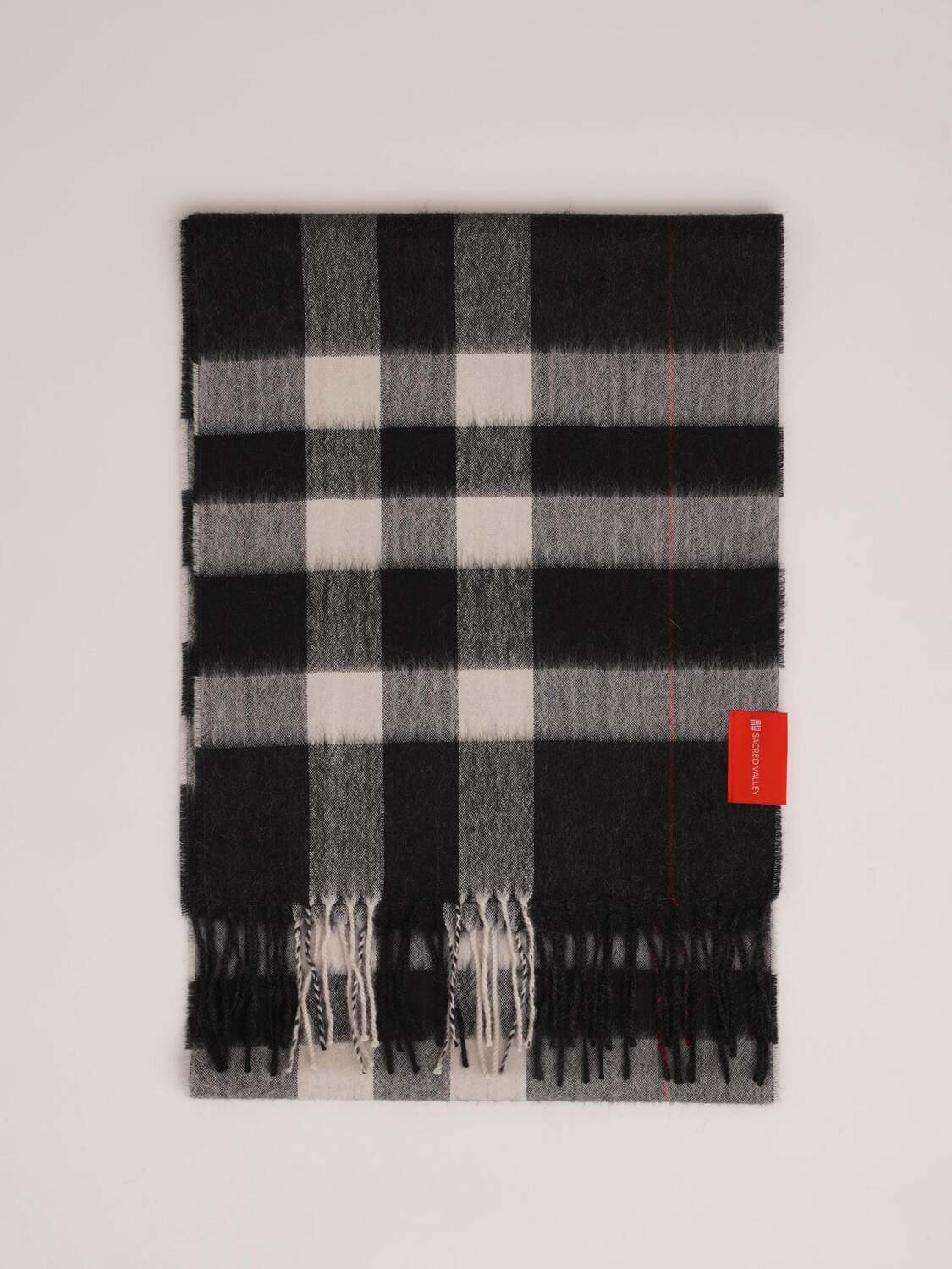 

Sacred Valley Шарф 'Highland Tartan' в черном цвете