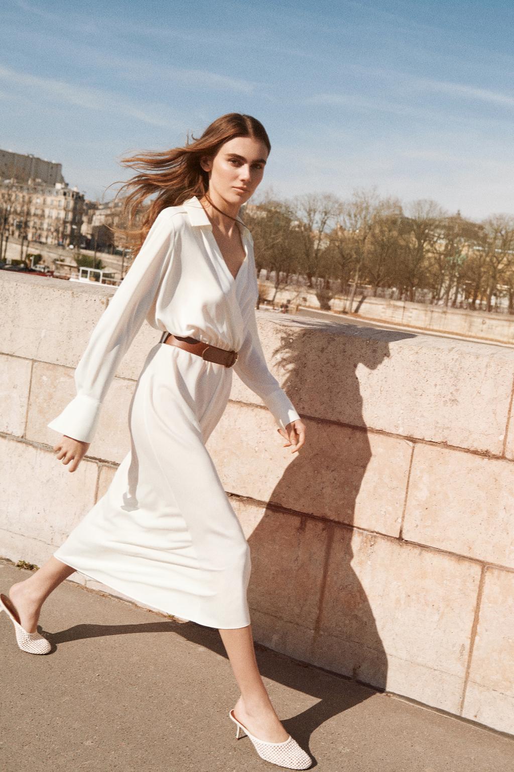 

Атласное платье с поясом ZARA, экрю