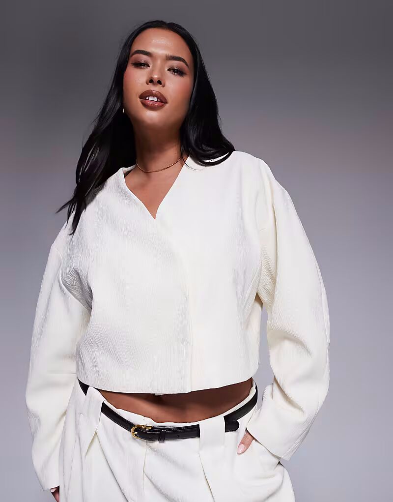 

Укороченный фактурный блейзер ASOS DESIGN Curve кремового цвета