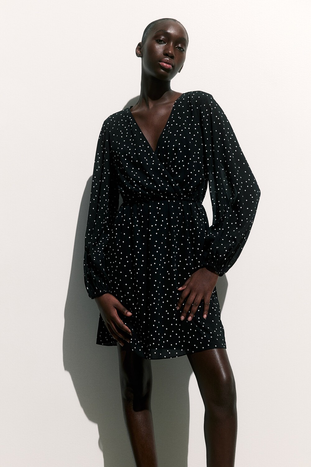 

Платье для кормления мамы из шифона. H&M, черный