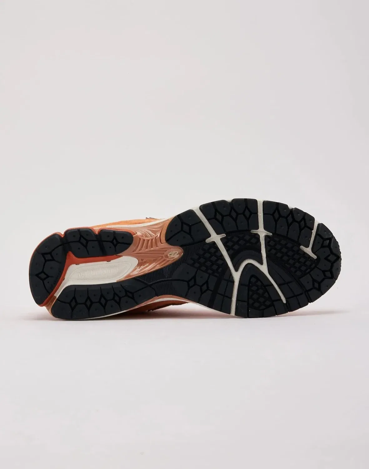 Мужские кроссовки New Balance 2002R M2002RFJ оранжевого цвета, модель DWA3414 — фото 4