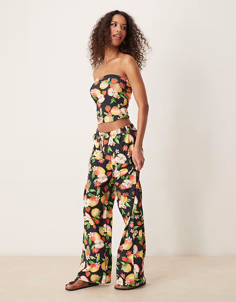

Широкие брюки ASOS DESIGN с фруктовым принтом
