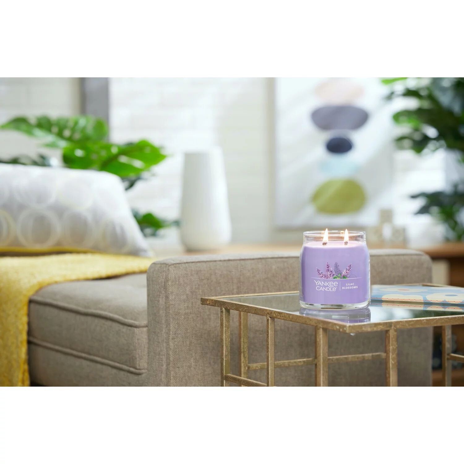 

Yankee Candle Lilac Blossoms, 13 унций. Фирменная средняя банка для свечей