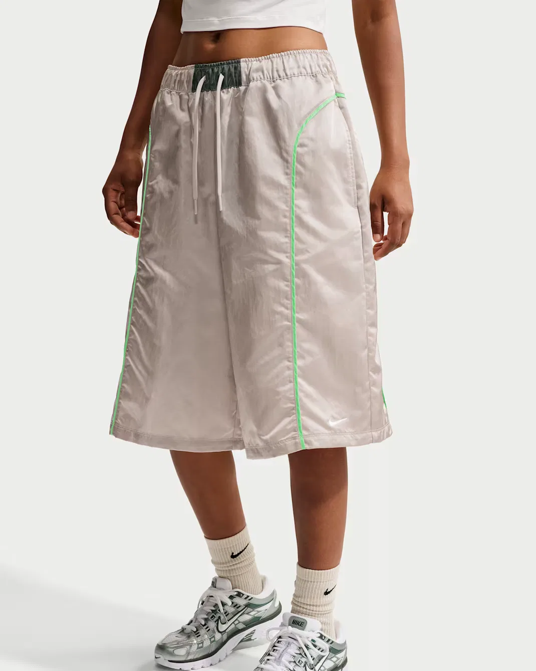 Женские свободные тканые шорты со средней посадкой Nike Sportswear, Cream II/Camo Green/Illusion Green/White — фото 2