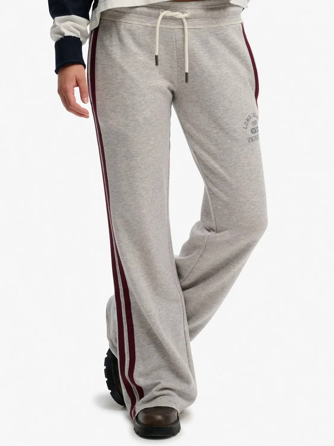 Джоггеры Athletic Essentials Stripe Flare Superdry, серый — фото 2