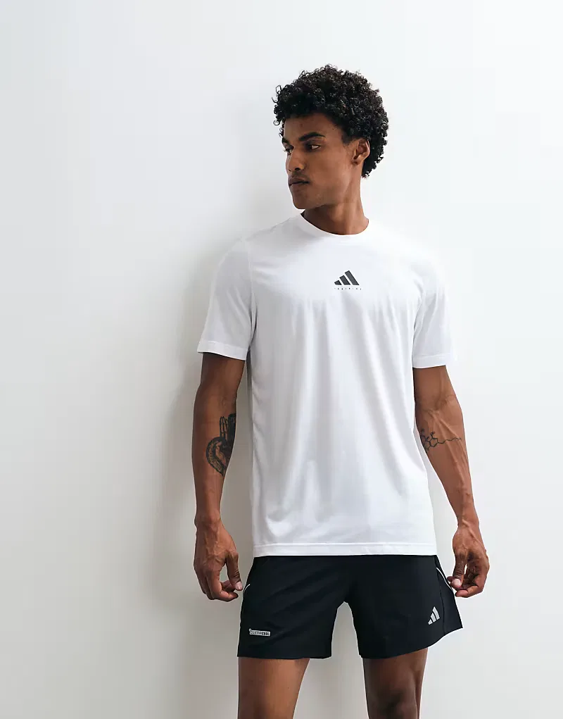 Тренировочная футболка Adidas с принтом в виде подъема на спине, белый — фото 2