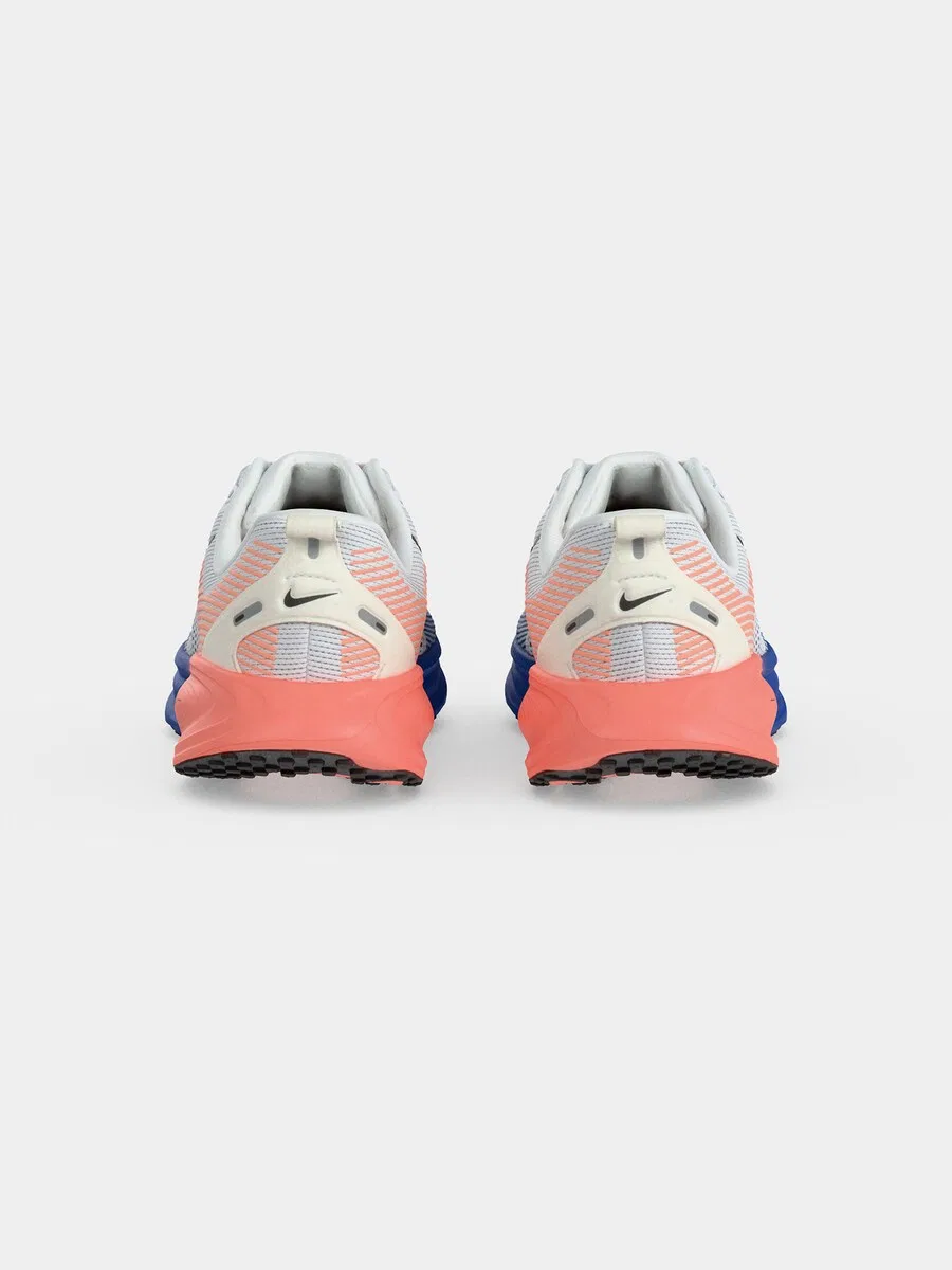 Кроссовки NIKE Athletic Shoes 'VOMERO 18' белого цвета — фото 4