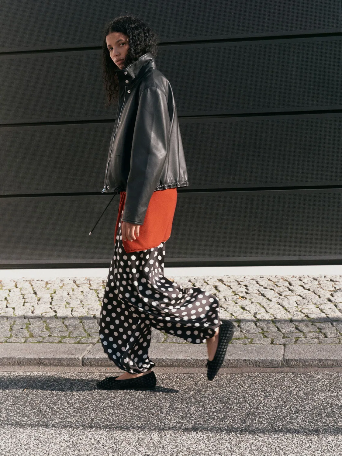Брюки-баллоны с манжетами Polka Dot Satin Cuffed Balloon Trousers Next, черно-белый горох — фото 2