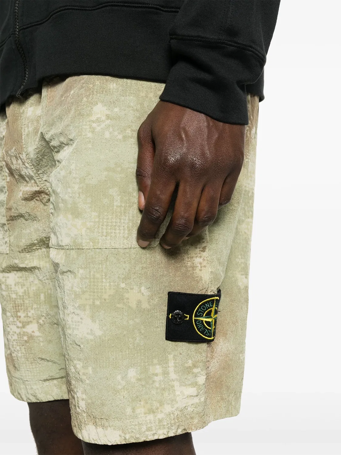 Шорты с абстрактным принтом Stone Island, пустынная шалфейная зелень — фото 4