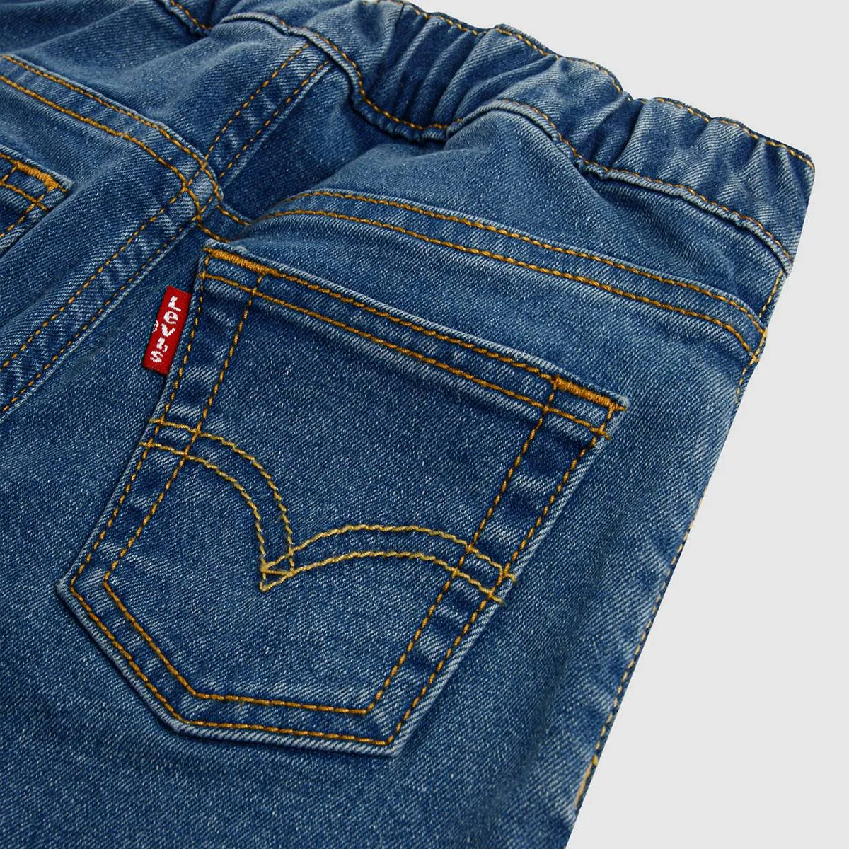 Комплект из футболки и джинсовых штанов для мальчиков 2-4 лет Levi's, Pumice Stone - Brown — фото 4