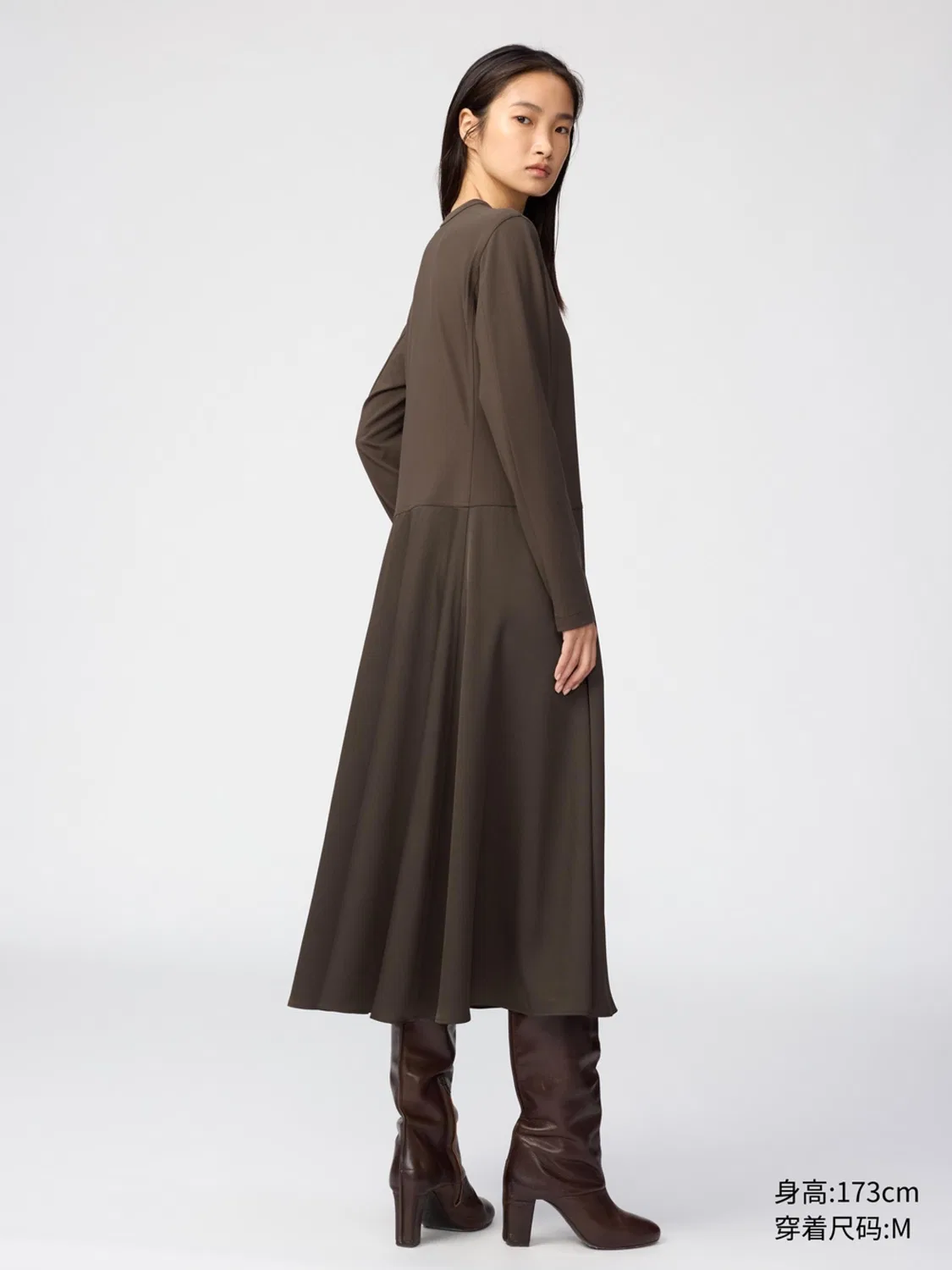 Платье с атласной отделкой Uniqlo, коричнево-черный — фото 2