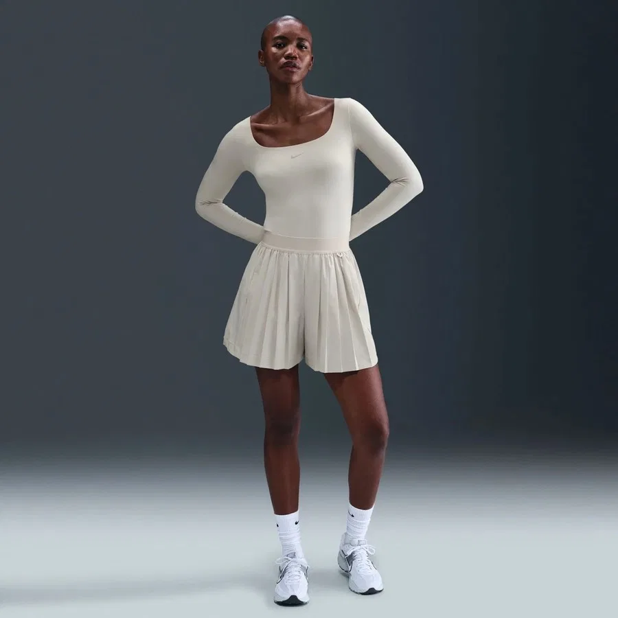 Шорты женские с высокой посадкой и плиссировкой 24.7 Perfectstretch Dri-Fit Pleated Short Nike, Бежевый — фото 2
