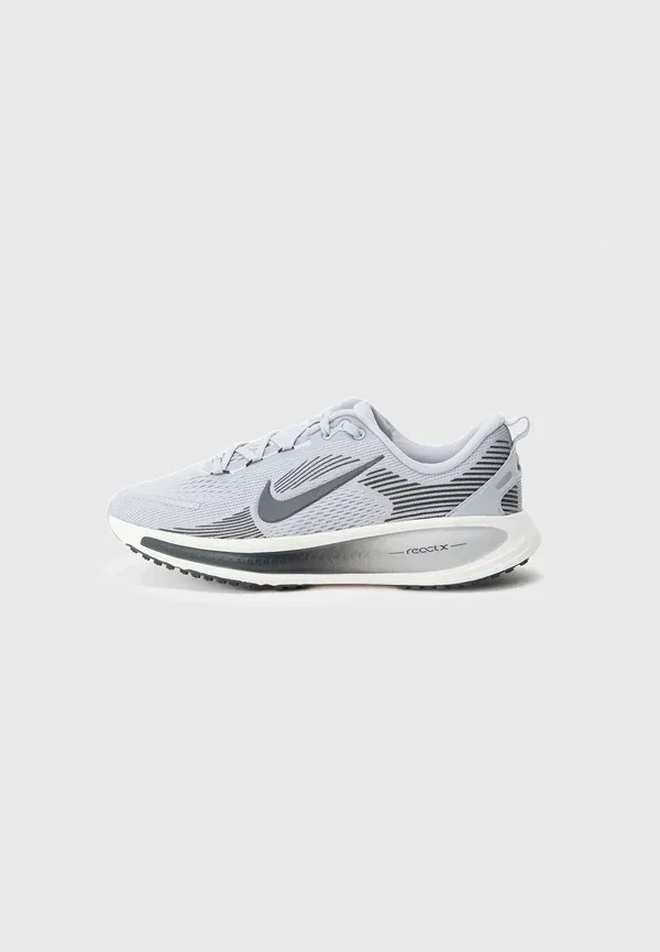 Кроссовки беговые Vomero 18 Nike Performance, Spruce Aura/Black Spruce/Jade Horizon/Light Silver-coloured/Sail, белый/серый