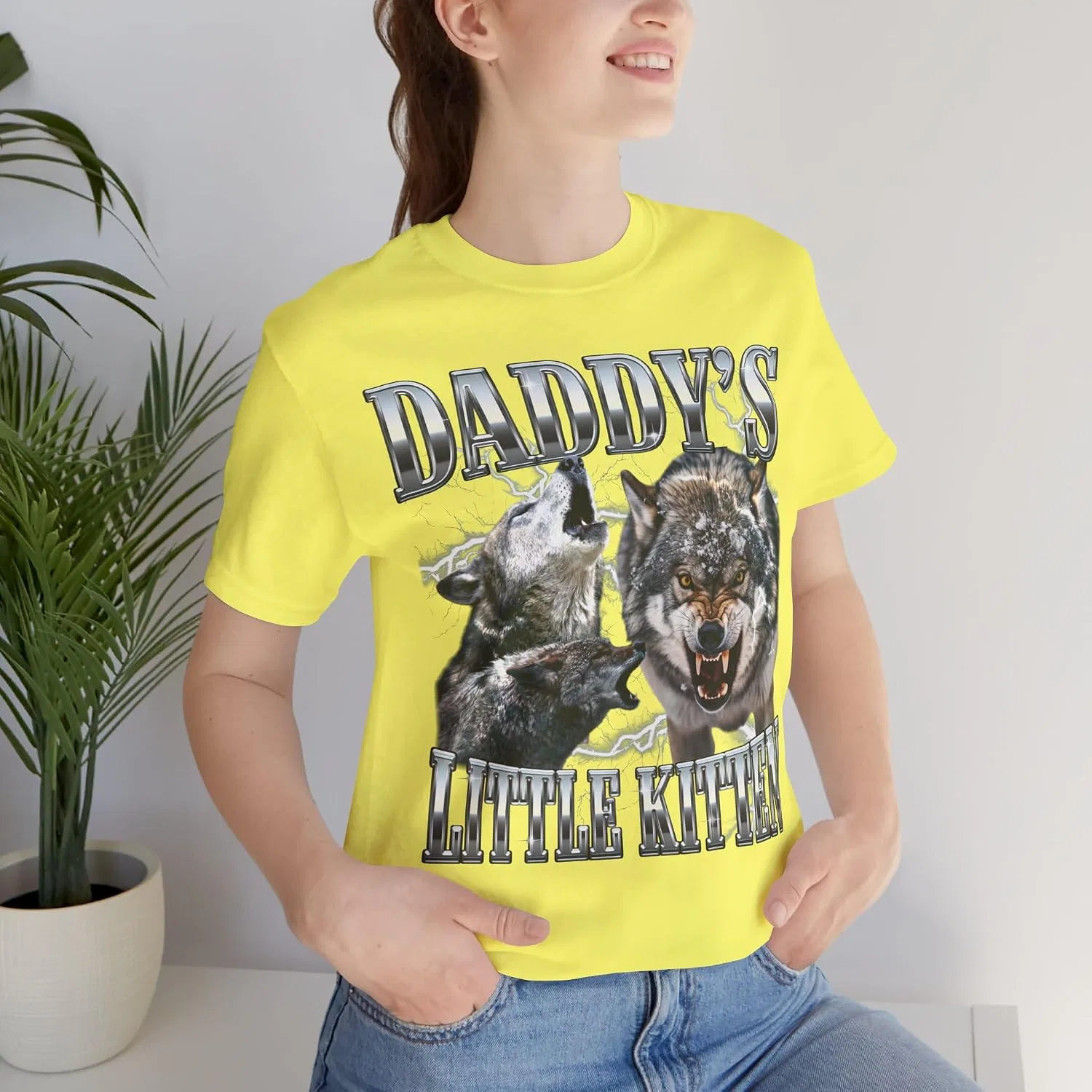 Женская футболка с принтом Daddy's Little Kitten, жёлтый — фото 2