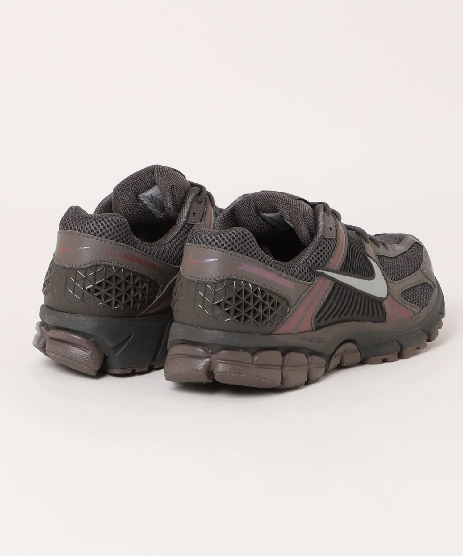 Мужские кроссовки NIKE ZOOM VOMERO 5 серые — фото 2