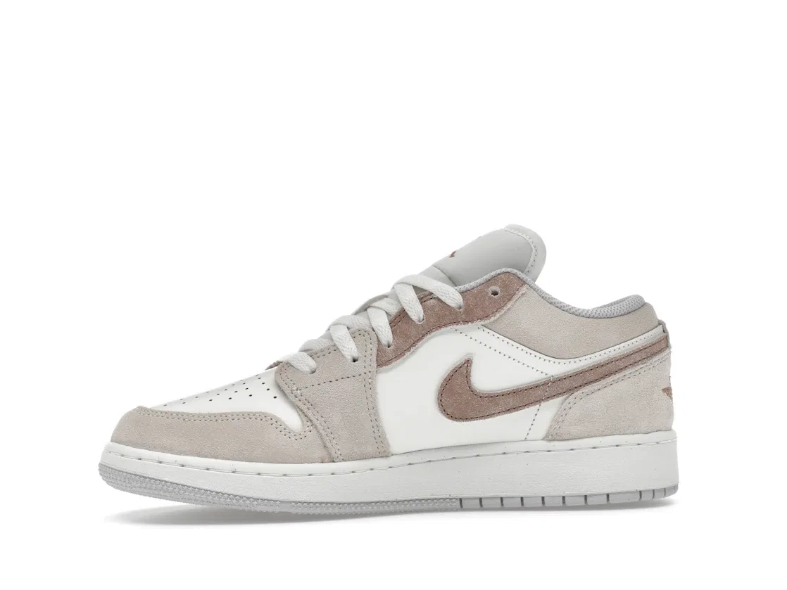 Детские кроссовки с низким верхом Jordan 1 Low SE, Legend Light Brown/Sail/Neutral Grey/Archaeo Brown — фото 3