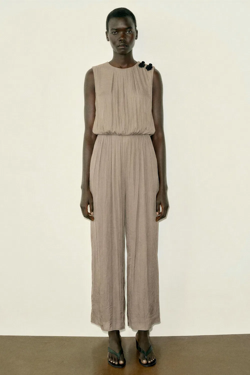 Атласный комбинезон с застежкой на плечах в виде лягушки. ZARA, Brown/Taupe